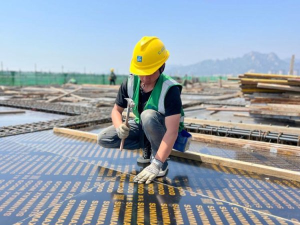 仁信配资 110余建设者“五一”鏖战 青岛羽球基地向封顶目标全力进发